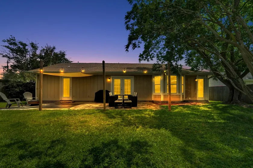 Two Spaces in One Main House and Guest House 25 Mi - Image 1