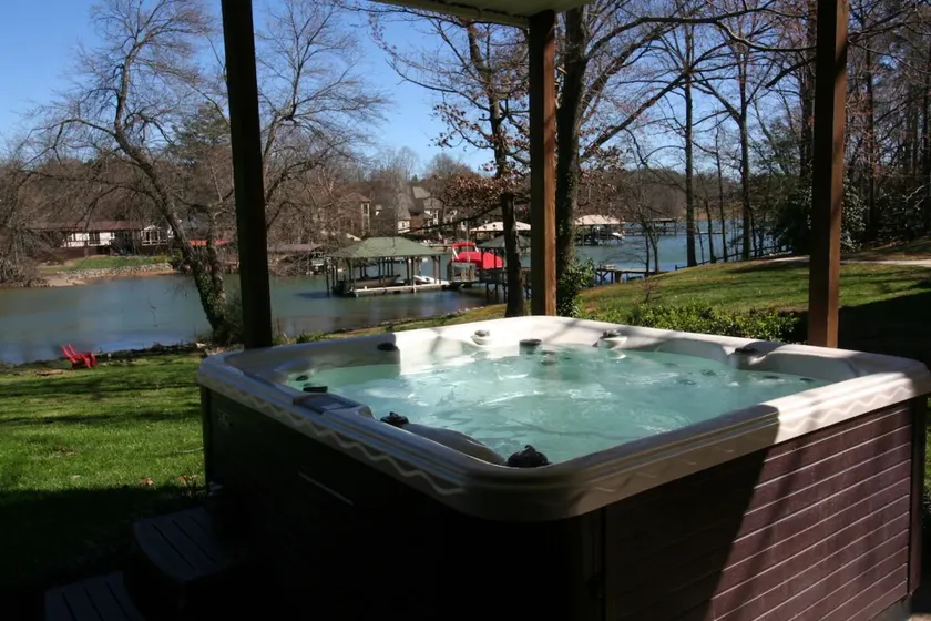 Lakeside Lodge by Avantstay Hot Tub Dock - Image 1