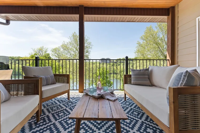 Views! LAKE Penthouse- 5 min to Landing & Downtown - Image 1