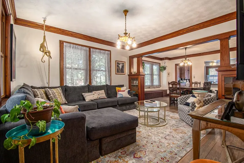 Classic 4BR Bowery Hill Gem Near Top Spots - Image 1