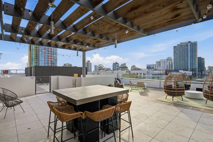 3 Bedroom Penthouse in Downtown - Image 1
