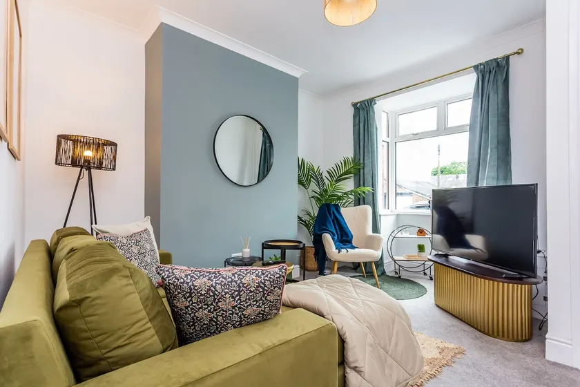 Two Bedroom Family Apartment Near Town Centre Chic Stay - Image 1