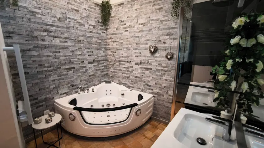 3-star romantic hot tub - Image 1