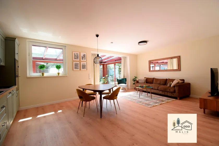 Modern holiday home with conservatory & parking sp - Image 1