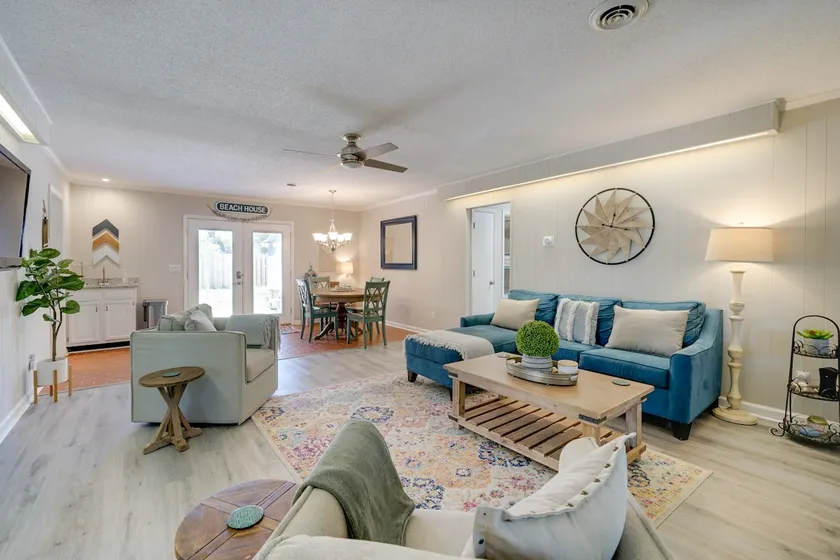 7 Blocks to the Beach: Family Oak Island Retreat - Image 1