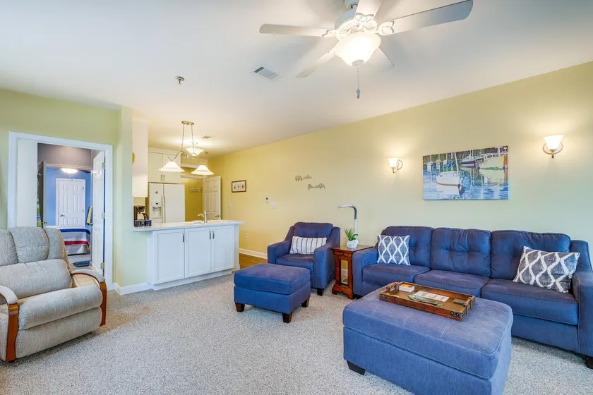Lakefront Huddleston Condo w/ Community Pool - Image 1