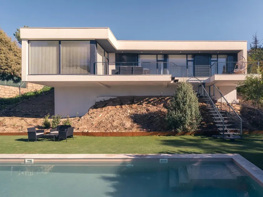 Country house with a pool and spectacular views - Image 1