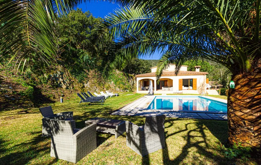 House with big private pool and garden - Image 1