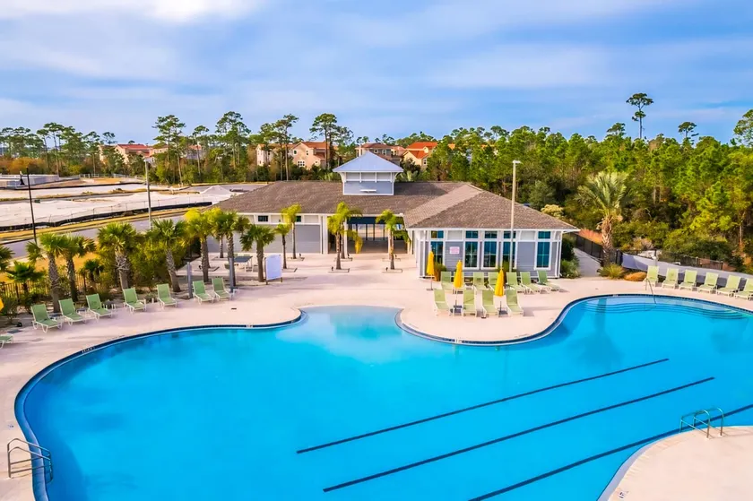 3-bedroom beach home with pools, golf, and dining - Image 1