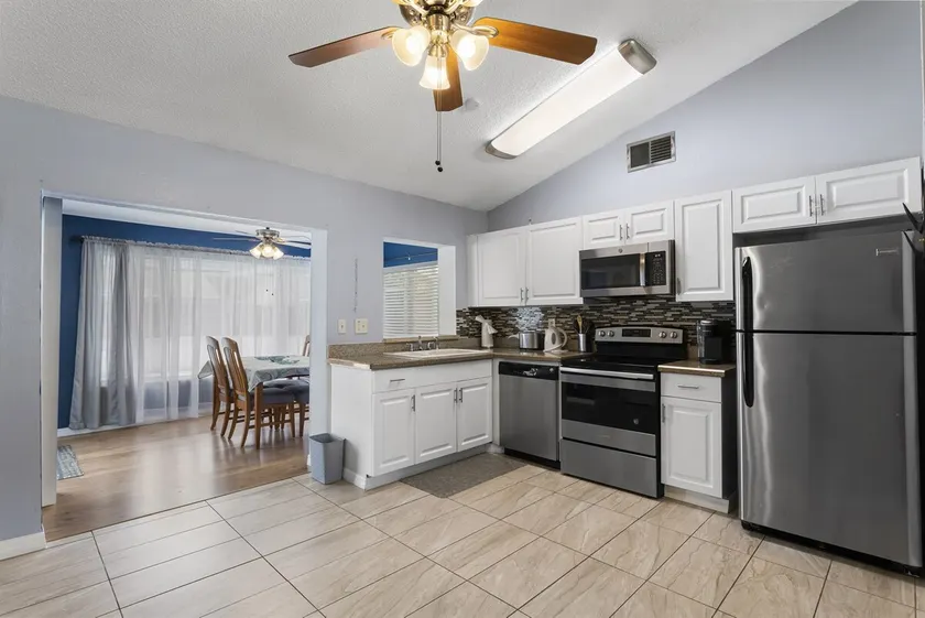 Adorable 2/2 Pool Home, sleeps 6, Dellefield - Image 1