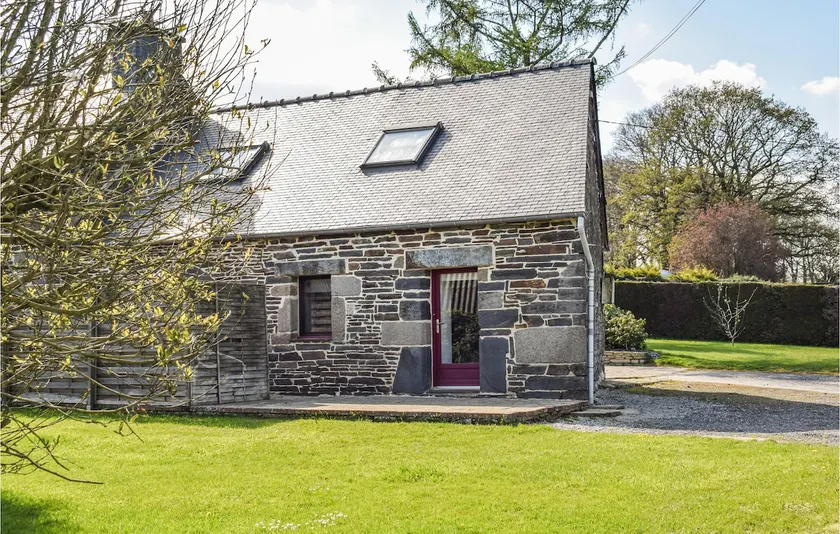 2 Bedroom Pet Friendly Home In Gouarec - Image 1