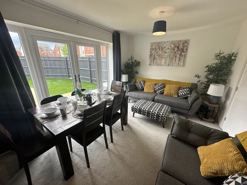 3 Bed House | Business or Leisure | Free Parking - Image 1