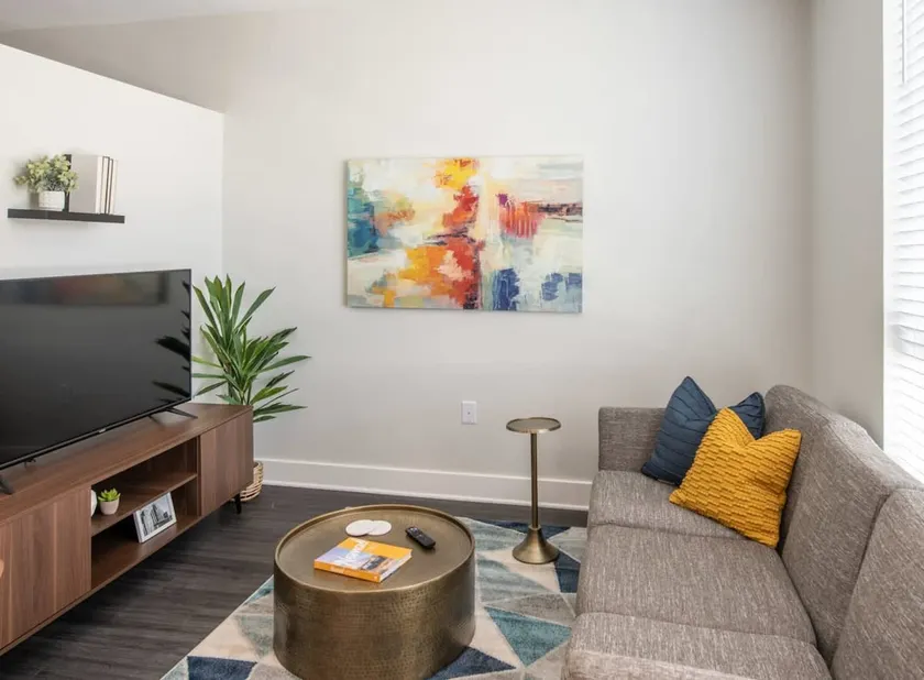 Cozysuites Luxe 1BR in Downtown Cincinnati - Image 1