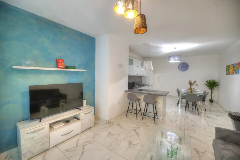 Spacious & modern 3 bedroom near seafront JBOR1-1 - Image 1