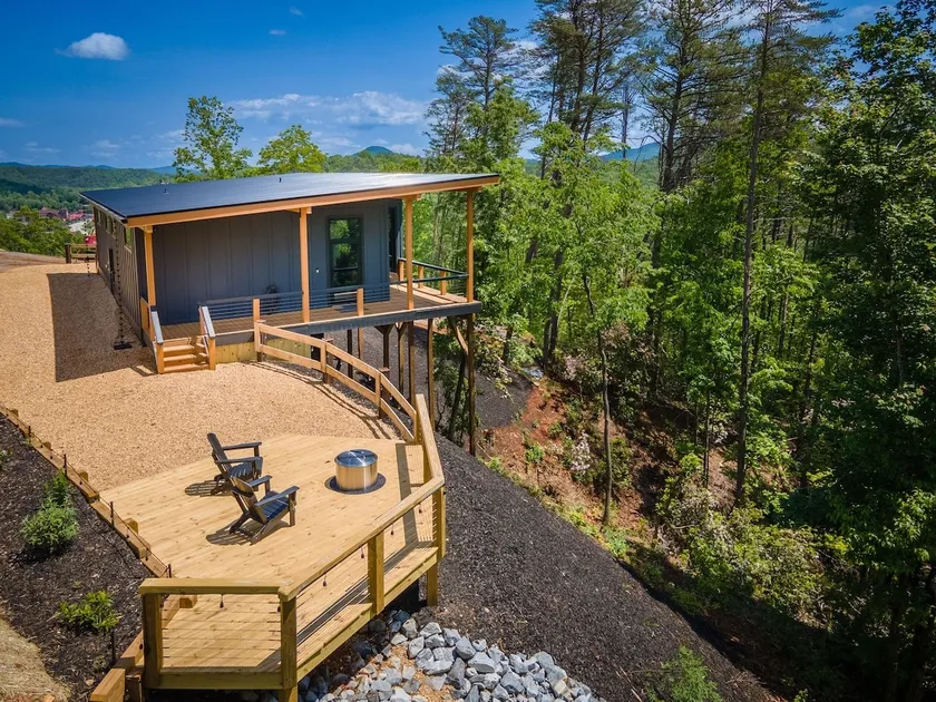 Luxury Couples Retreat | Hot Tub | Walk to Town - Image 1
