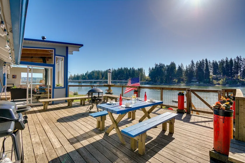 Gorgeous Allyn Getaway - No-Bank Waterfront! - Image 1