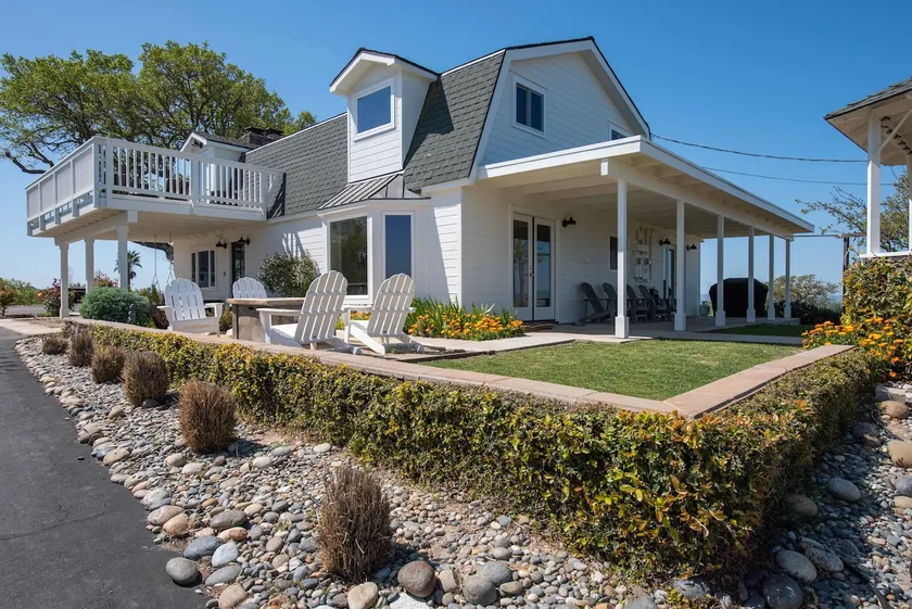 Hilltop Vineyard Estate w/360 Views, Pool & Hot - Image 1