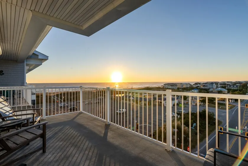 Waterfront 2 Story Penthouse! 4Bd/3Bth - Image 1