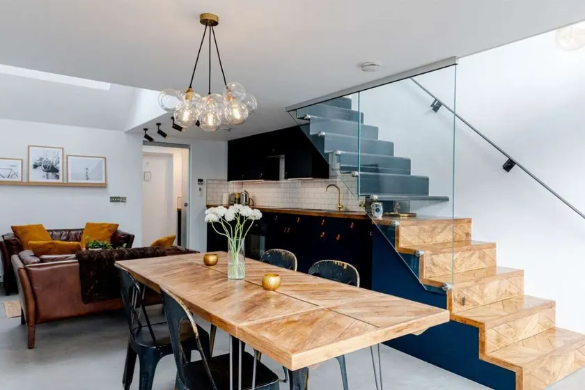 Stylish Cambridge Home with free parking - Image 1