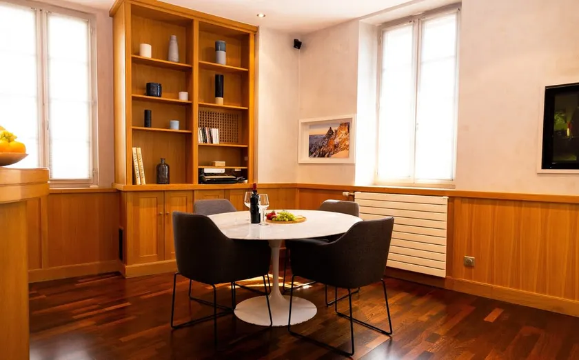 Historical area flat parking - Image 1