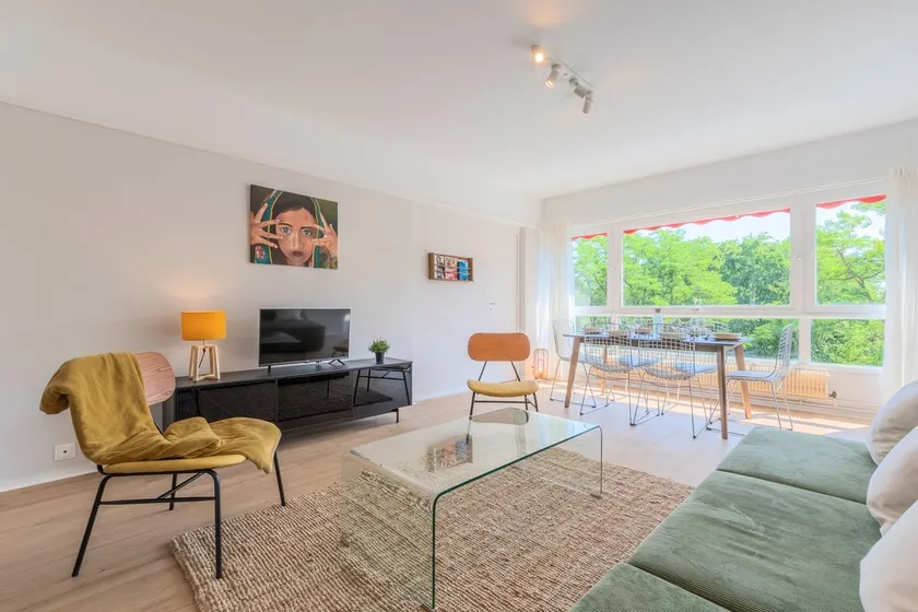 Spacious 3 bedroom apartment & private parking! - Image 1