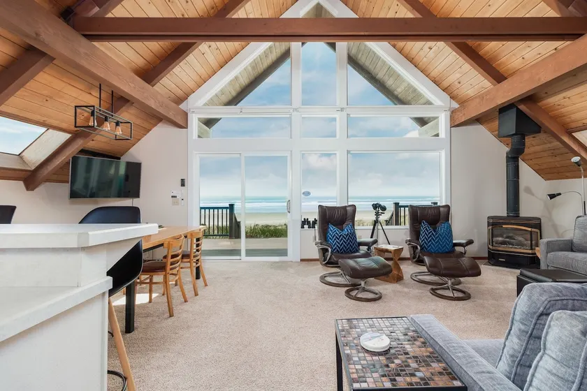 The Lookout - Beachfront, amazing views, spacious - Image 1
