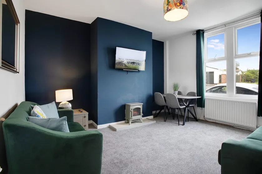 2 Bed Cottage with Garden & Stunning Field Views - Image 1