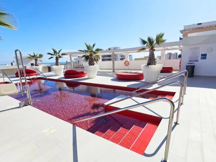 A penthouse with stunning views - Image 1