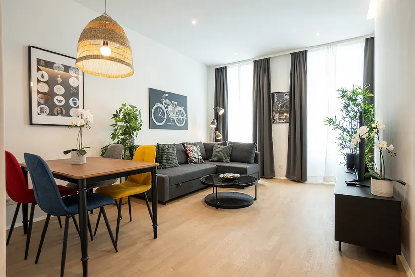 Posh studio with a king-size bed and modern design - Image 1