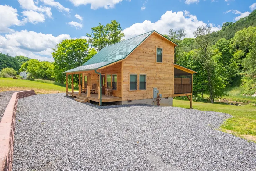 New River Log Cabin, HOT TUB, Fire Pit - Image 1