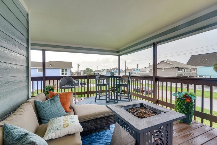 < 1/2 Mi to Beach! Hot Tub Haven in Galveston - Image 1