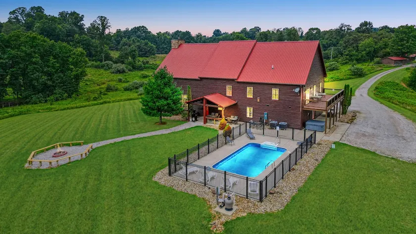 Falls Lodge | Hocking Hills, 7BR Estate, Pool - Image 1