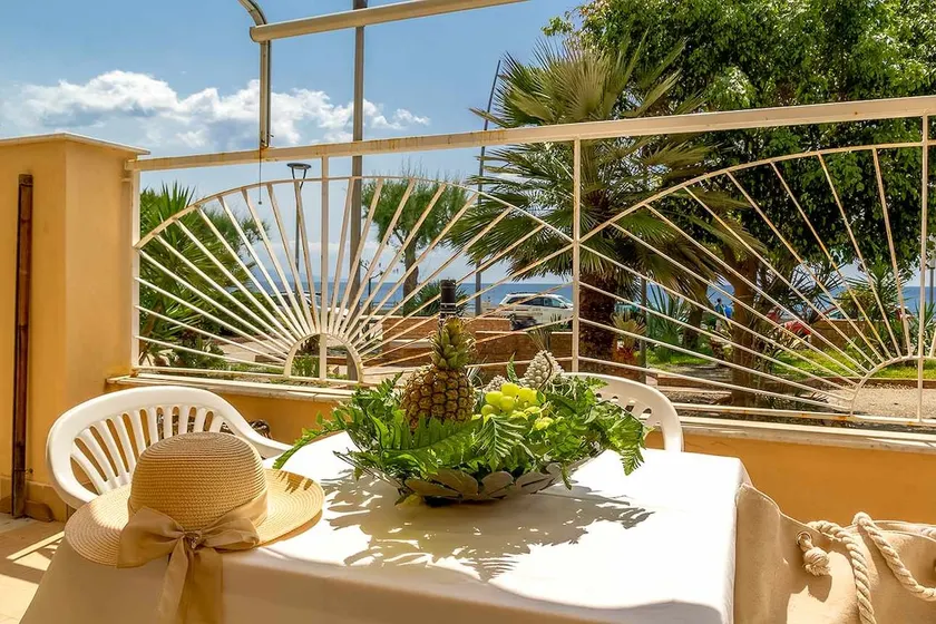 Casa Morgana-Beachfront - Image 1