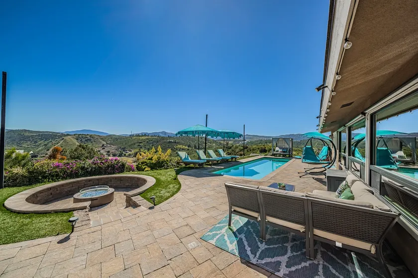Lakeside Hilltop Retreat with Amazing Pool and Spa - Image 1