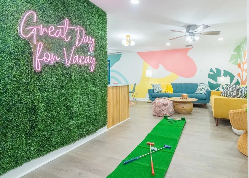 9 beds Beach GameRoom Cowboy Pool Mini Golf - Image 1