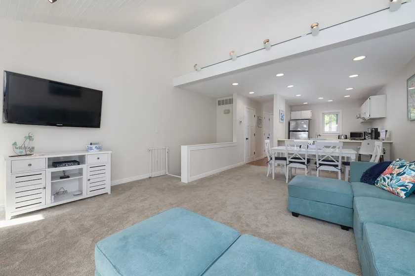 Harborside condo- pool- Walk to downtown and beaches - Image 1