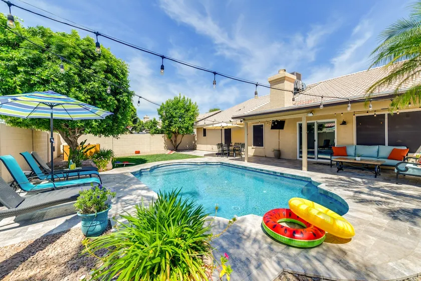 Relax Poolside & Golf: Family Gem in North Phoenix - Image 1
