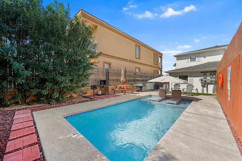 Private Pool w Barbecue in Private Backyard - Image 1