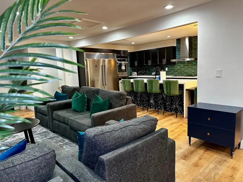 Peacock Inn by Vegas-bnb - 8 Bdr 4 Bth 14 Bds - Image 1