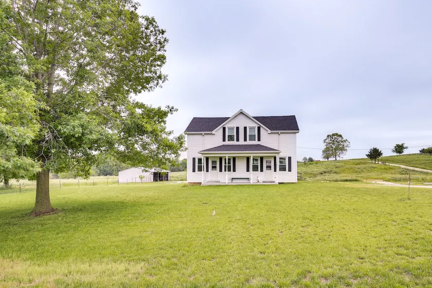 Peaceful Country Home in Serene Setting with Yard - Image 1