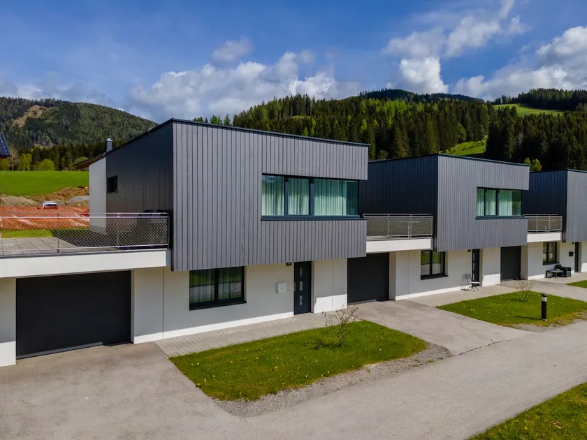 Schönes geräumiges Haus mit Garage an der Piste - Image 1