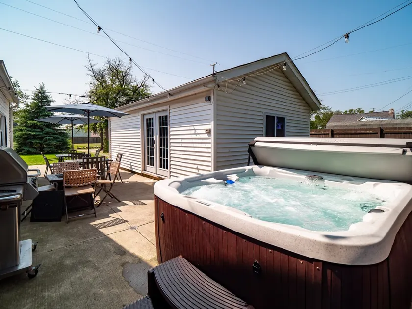 Hot Tub Retreat Near Lake + Cedar Point - Image 1