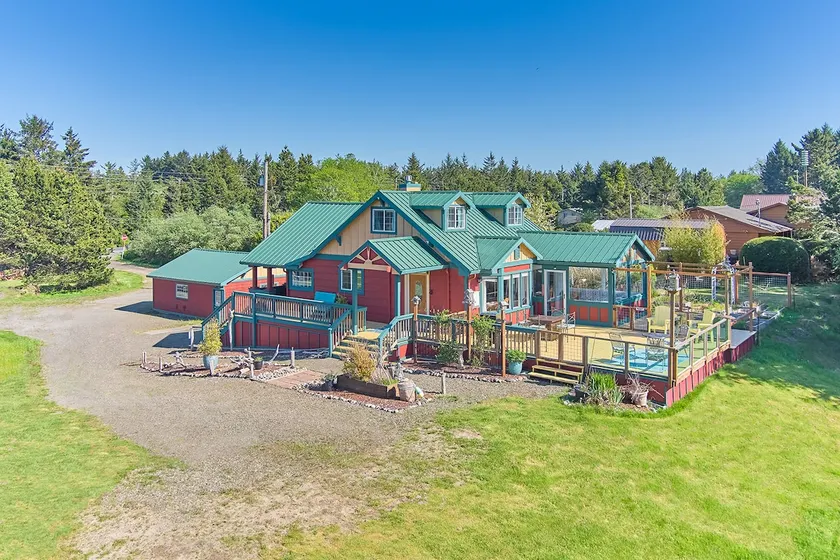 Dogs Ok, Large Deck, BBQ, Close to Beach (Brock) - Image 1