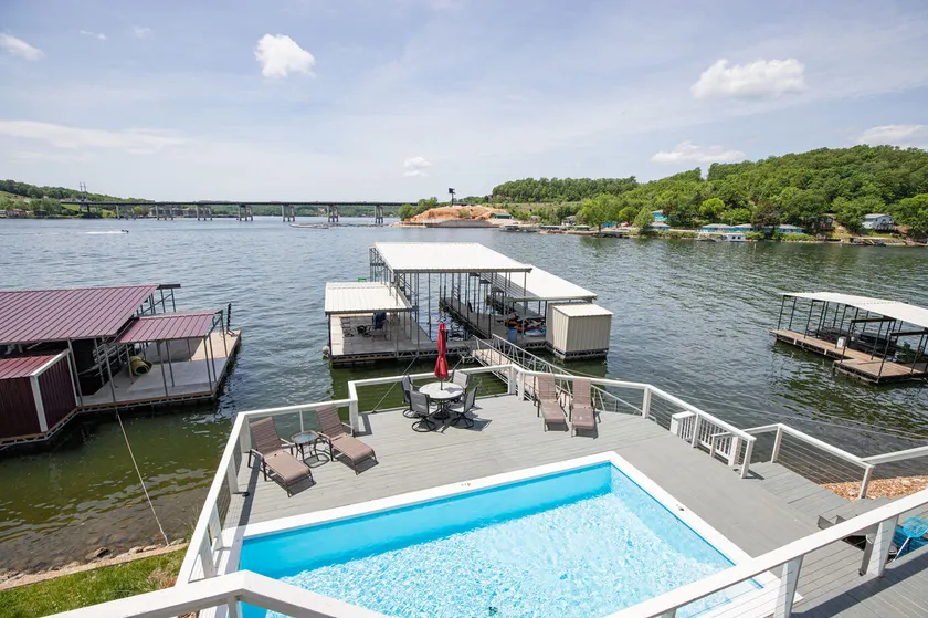 Private Lakefront Pool, Amazing Dock Sleeps 26 - Image 1