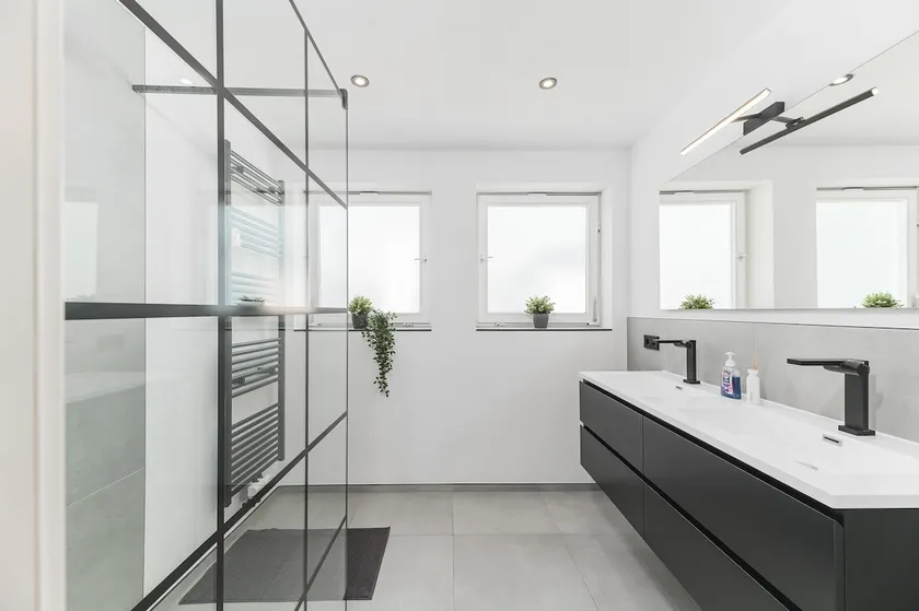 3 Bedrooms | Single Beds | Parking | Kitchen - Image 1