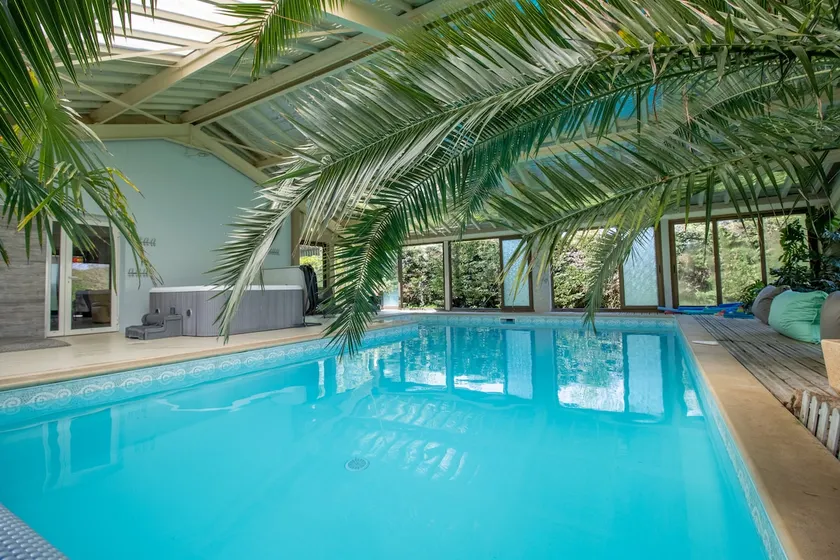 Cottage with Indoor Pool and Hot Tub - Image 1