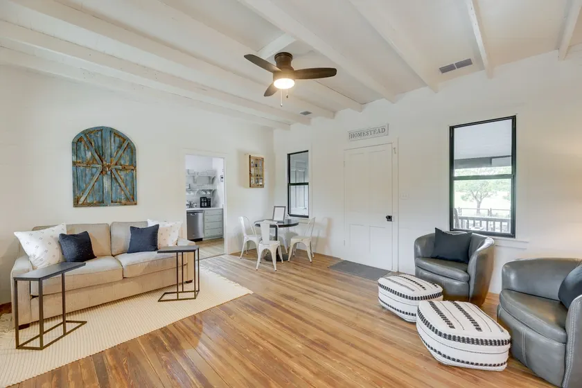 'The Hideaway' Secluded & Spacious Schulenburg Gem - Image 1