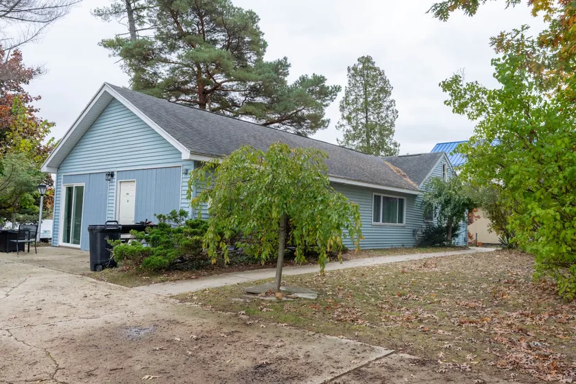 Campau Lake 2 BR| Half Retreat Cottage Hot tub Spa - Image 1