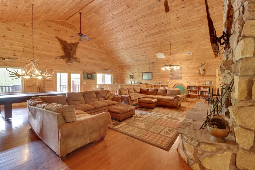Fraziers Bottom Cabin on 800 Acres of Land w/ Lake - Image 1
