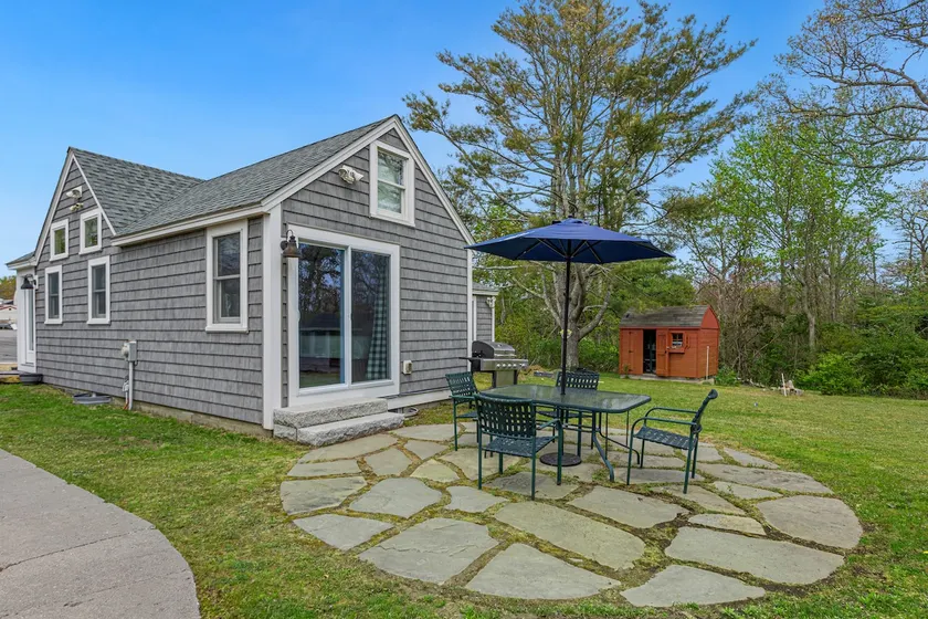 7 Min-Drive to Beach: Cozy Cottage & Yard - Image 1